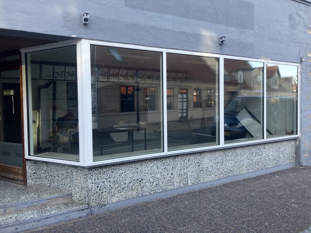 Butiksfacade med nye store vinduespartier