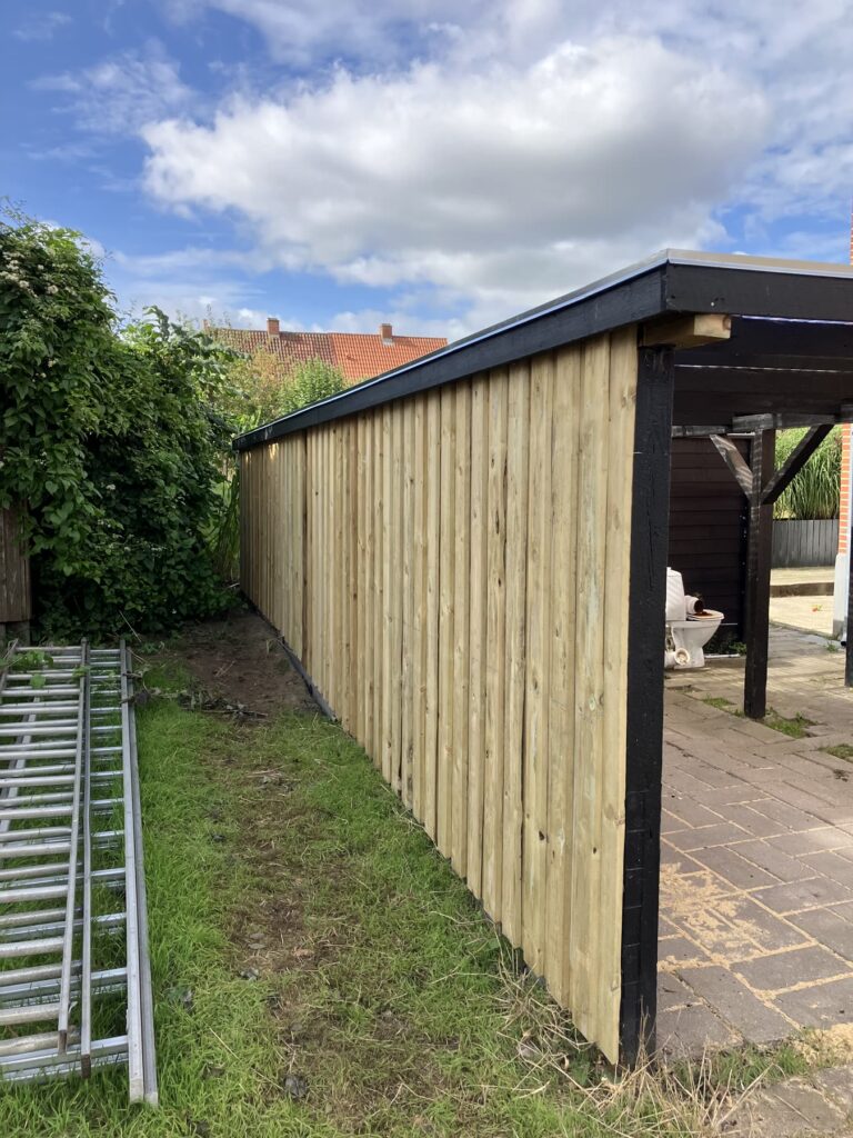 Carport i træ med lukket side mod naboen