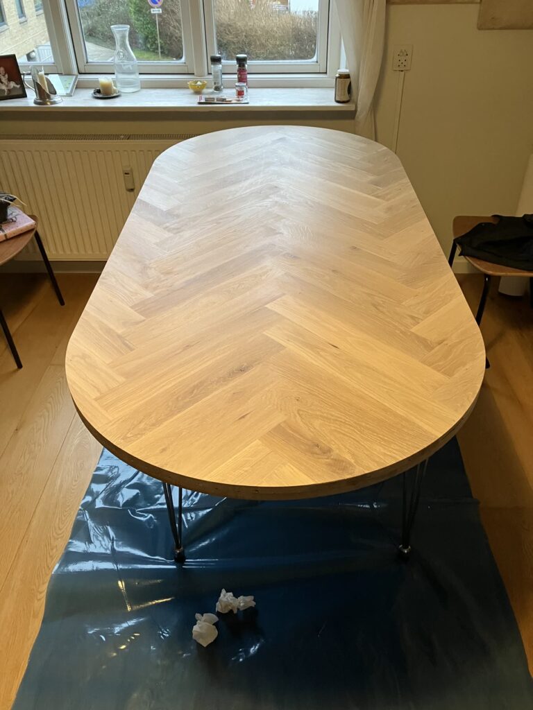 Ovalt bordplade i eg med sildebensmønster