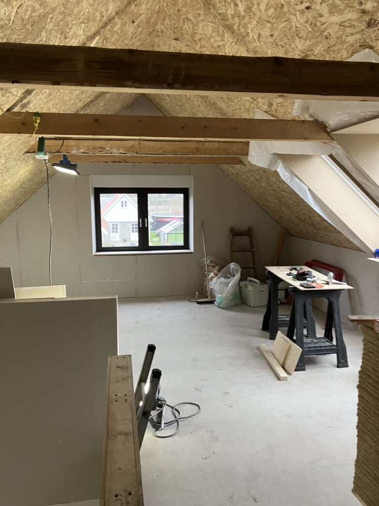 Loftsrum under renovering med nye gipsvægge