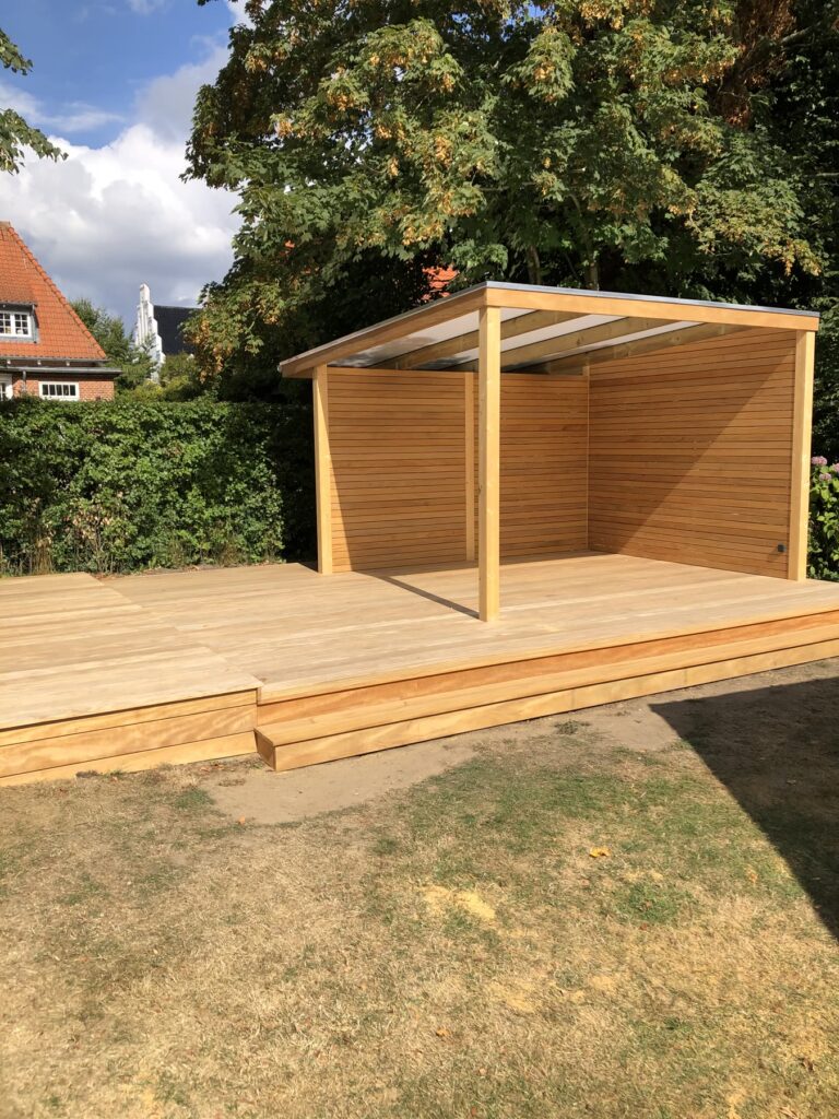 Overdækning og terrasse i træ set fra siden