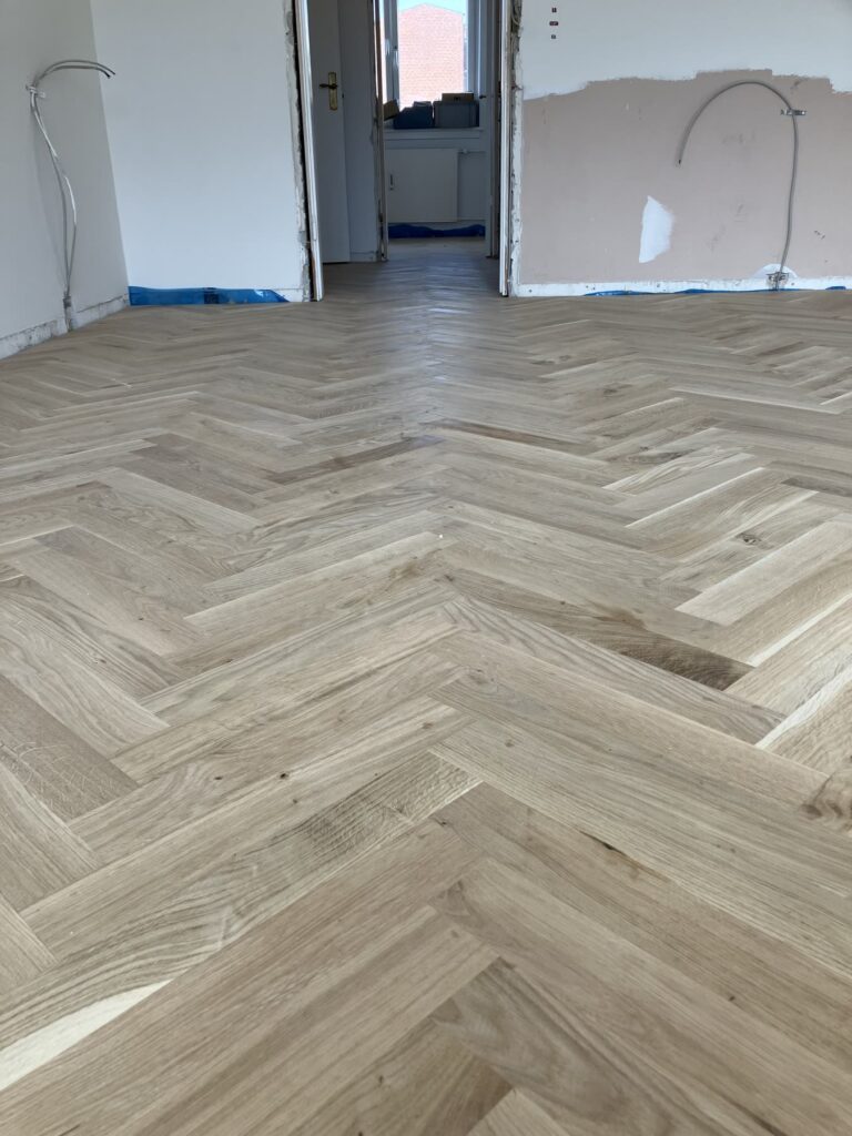 Lyst sildebensgulv i egetræ