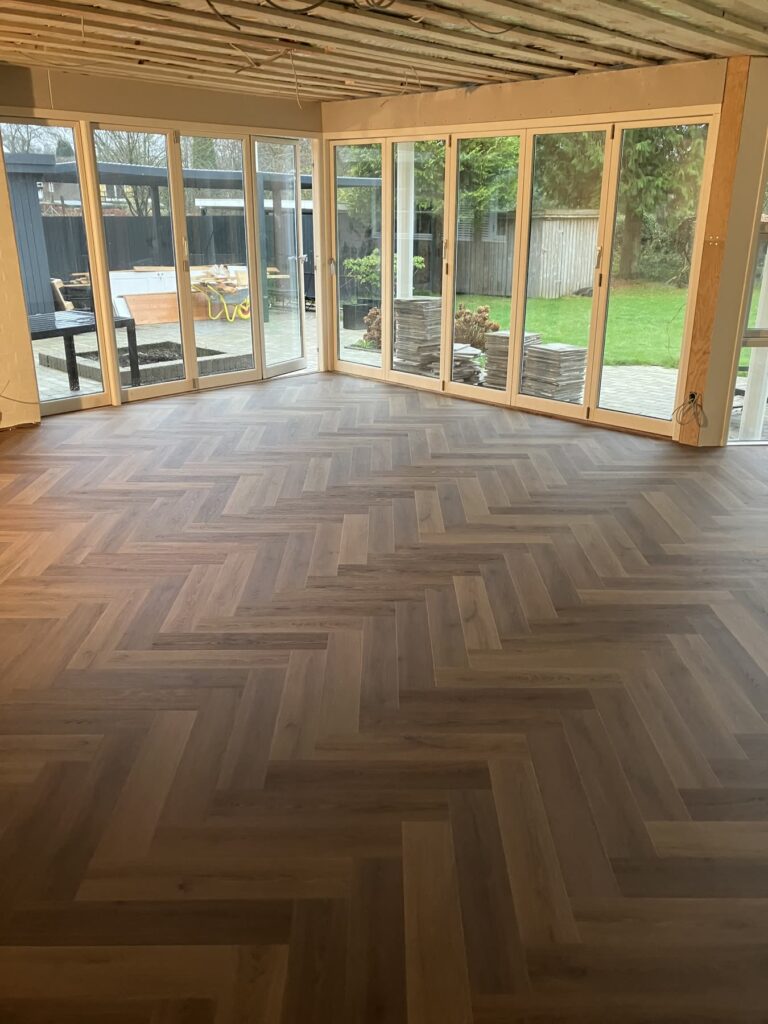 Sildebensgulv i stuen set mod haven