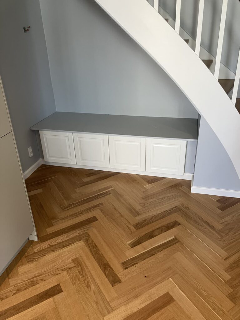 Indbygget skab under en trappe
