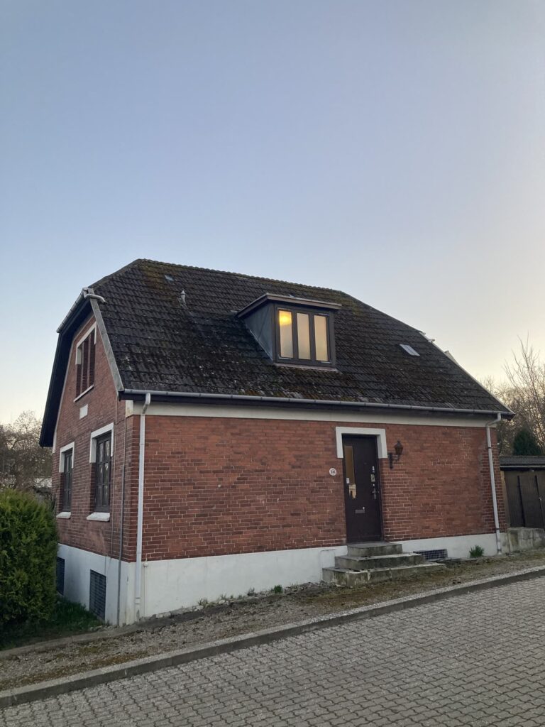 Rødt murstenshus med gammelt tag før renoveringen