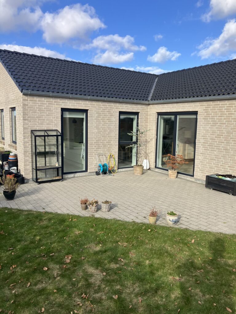 Gårdhave med fliser før den nye terrasse